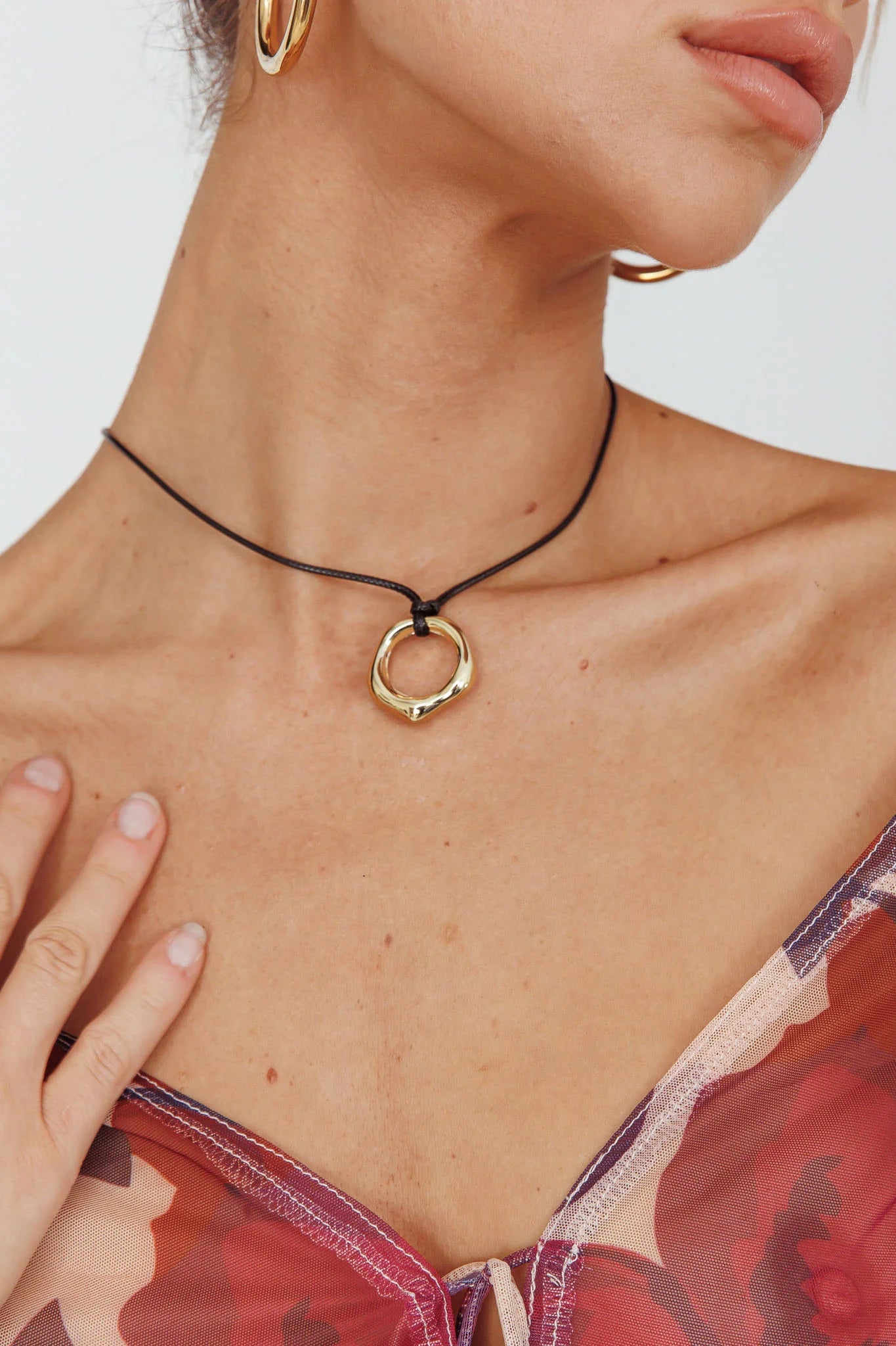 Carmen Circle Pendant Necklace Gold